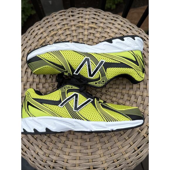 NEW BALANCE 550 Boy’s 7 Never Worn sneakers Limón Yellow Neon KJ550LBY - Picture 1 of 16